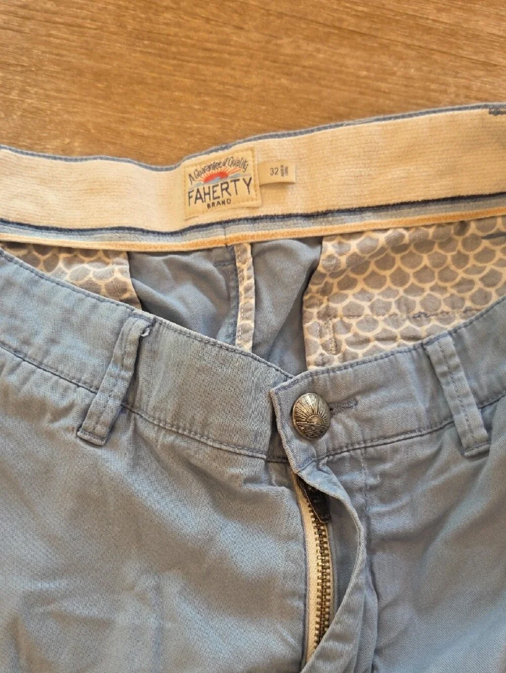 Faherty Men's Flat Front 7 Inch Inseam Light Blue Cotton Blend Shorts (32)